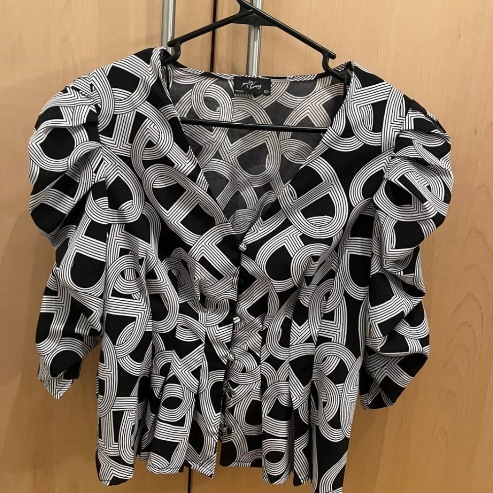 Puffed sleeved blouse
